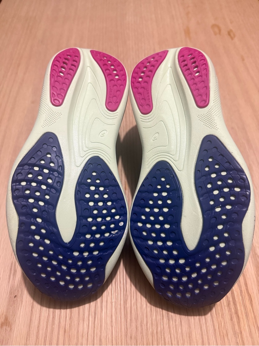 Women’s ASICS Gel Nimbus 25 sneakers. Worn a few times. - Picture 6 of 7